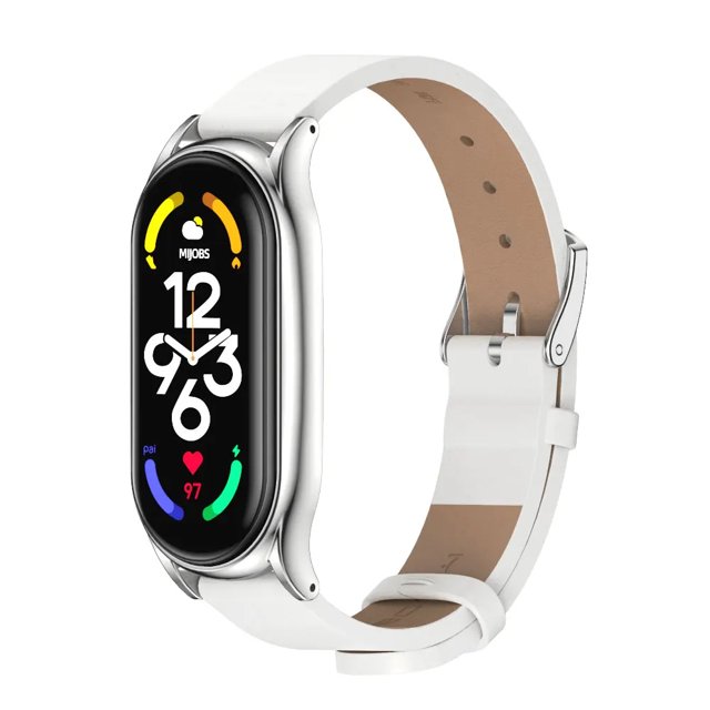 correa de cuero con acero inoxidable unisex para smart watch xiaomi compatible con mi band 6 / 5 / 4 / 7, vista 3/4 frontal del brazalete blanco con case de acero inoxidable pulido y hebilla, correa de cuero ajustable S/M/L hasta 250 mm (25 cm), interior beige con orificios de ajuste, flexible y transpirable; también adecuada para uso cotidiano y viajes.