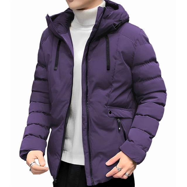 chamarra de invierno shendy vendy para hombre elegante capucha Azul Oscuro, vista frontal 3/4; chaqueta acolchada de poliéster 100% con capucha y cuello alto, cremallera central y mangas segmentadas, bolsillos externos con cierres impermeables que actúan como cortaviento; ideal para senderismo, uso casual y viajes por su fácil guardado.