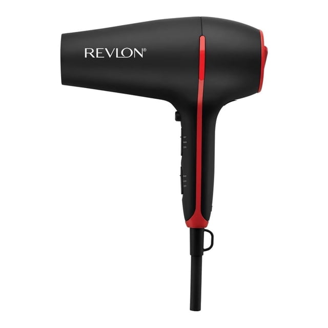 secadora de cabello revlon smoothstay con cerámica turmalina negro, vista lateral de secadora de mano negra con acentos rojos y logotipo Revlon, boquilla concentradora, mango con botones de velocidad y control de calor visibles y cable con anilla para colgar. Reduce frizz y acelera el estilizado; suele usarse también con difusor para reactivar rizos naturales.