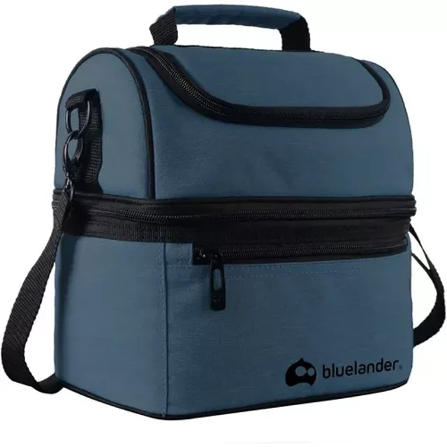 lonchera térmica portátil de dos pisos bluelander cbhh-0089 azul rey, vista frontal 3/4; dos compartimentos apilados con cremallera central, asa superior acolchada y correa ajustable lateral. Gran bolsillo frontal con cierre y logo BLUELANDER, tejido impermeable y bolsillo de malla interno para utensilios; forro apto para contacto con alimentos y medidas 26 x 25 x 16.5 cm. Adecuada para transportar líquidos fríos y alimentos fríos, y suele usarse también para llevar bebidas frías en viajes cortos.