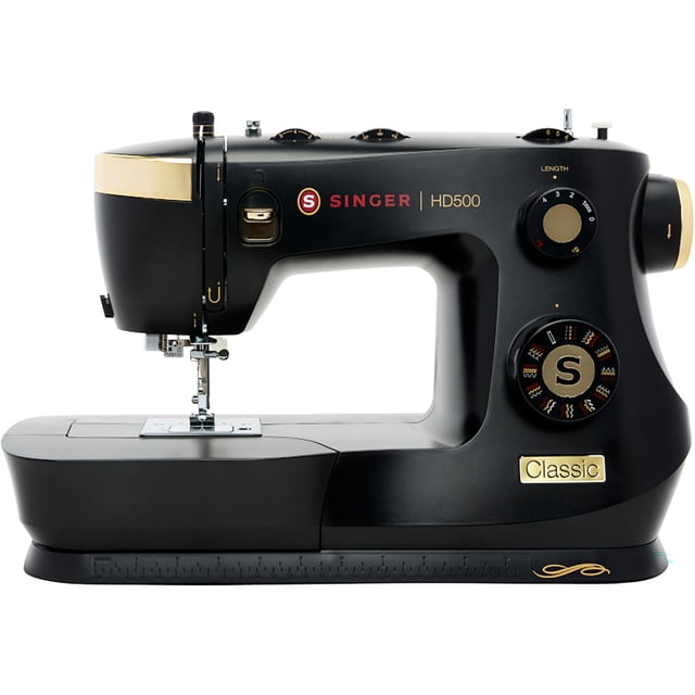 máquina de coser singer heavy duty 500 classic con kit de accesorios vista frontal 3/4 de la SINGER HD500 Classic en negro con detalles dorados; brazo libre y placa de aguja visibles, perillas para longitud y ancho de puntada, selector de puntadas, luz LED y logotipo SINGER. Motor potente adecuado para telas pesadas; el kit de accesorios incluido permite empezar a coser de inmediato.