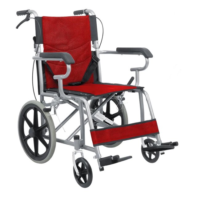 silla de ruedas de traslado ligera plegable con freno 4x4 rojo CJR, 3/4 frontal, estructura plegable plateada con asiento y respaldo rojos texturizados, ruedas traseras 14" todoterreno con frenos de chicote por palanca, ruedas delanteras de policarbonato, descansabrazos de plástico suave y posapies abatibles con talonera ajustable; soporte máximo 115 kg, adecuada para traslados y uso como silla de espera móvil en clínicas.