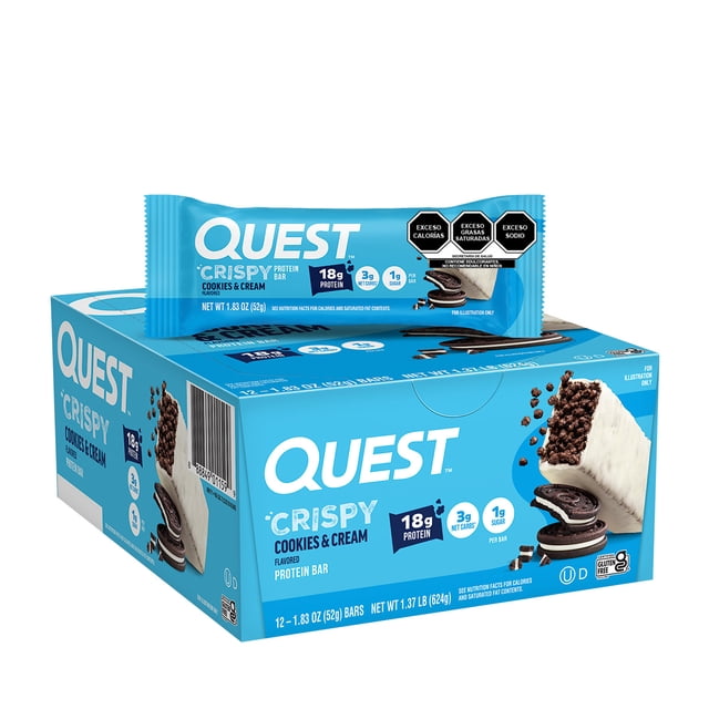 quest hero barra de proteína sabor a galletas con crema caja con 12pza quest nutrition hbcac12 Caja con 12 barras, vista 3/4 frontal de caja azul de Quest Nutrition con una barra envuelta encima; barra con cobertura blanca y capa crujiente de migas, relleno visible con trozos de galleta y rótulos en el empaque que indican 18 g proteína, 1 g azúcar y 3 g carbohidratos netos. Fondo blanco.