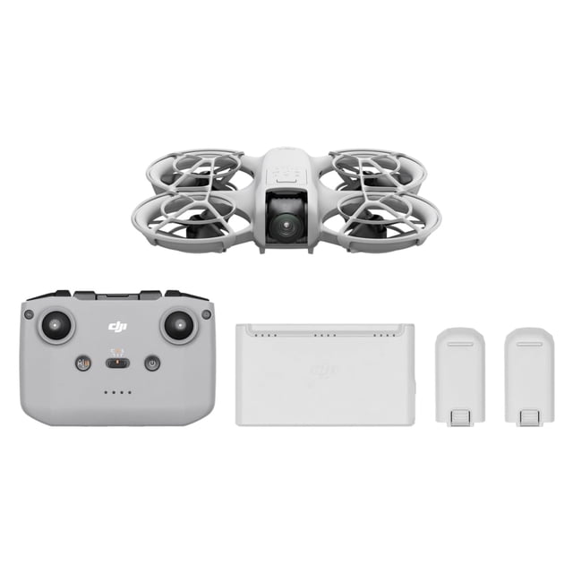 dji neo combo drone gray drone cuadricóptero gris frontal con protectores de hélice, control remoto gris, estación de carga y dos baterías inteligentes sobre fondo blanco; lente visible y diseño compacto, también suele usarse para capturar tomas de acción en viajes.