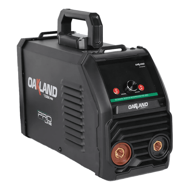 soldadora inverter doble voltaje oakland SP-200 Pro, vista 3/4 frontal con manija superior; carcasa negra con logo OAKLAND, panel frontal con display digital a color, perilla y botones de control, bornes de conexión de 1/2" en cobre visibles, rejillas de ventilación laterales y cables de calibre industrial; rango de salida 20–140 A, adecuada para tareas de taller y frecuentemente usada para mantenimiento móvil por su portabilidad.