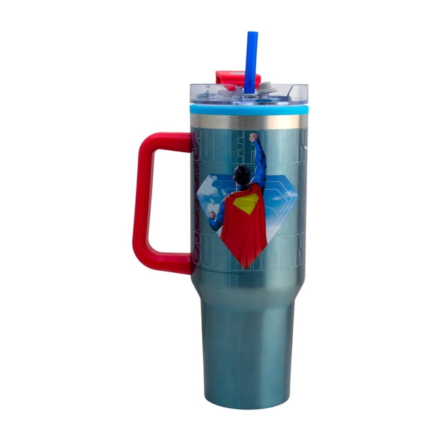 termo alto doble pared con asa y popote, diseño super man la película, termo metalizado azul, capacidad 1.2 l Vista frontal centrada de termo azul metalizado de doble pared con asa roja de 14.5 cm a la izquierda, tapa transparente con popote azul y pestaña roja, gráfico del emblema y figura de Superman de espaldas; 27.5 cm de alto, apto para viajes y portavasos grandes.