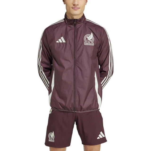 chamarra adidas hombre seleccion nacional mexico reversible rojo s chaqueta rompevientos roja con cierre frontal y cuello alto, tres franjas blancas en las mangas, logo adidas y escudo de selección en el pecho, corte recto sobre modelo de pie, fondo blanco; adecuada para entrenamiento y uso casual.
