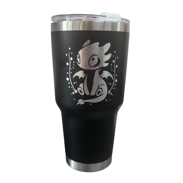 termo de acero inoxidable color negro, chimuelo, capacidad de 887 mililitros vaso térmico frontal con tapa transparente y borde y base en acero pulido; cuerpo negro con grabado plateado del personaje "Chimuelo" en el centro; forma cónica alta; suele usarse para transportar bebidas.