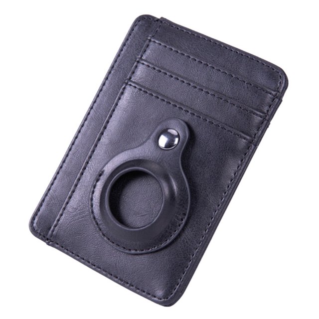 tarjetero con espacio para airtag - negro genérica tarjetero de piel sintética. Portatarjetas negro en vista 3/4 con tres ranuras para tarjetas y soporte circular cosido con botón para un AirTag en el centro; costuras visibles y textura lisa de piel sintética sobre fondo blanco. También es adecuado como mini billetera para identificación o monedas planas.
