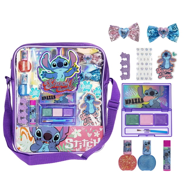 bandolera rellena de maquillaje disney lilo and stitch para niñas Multicolor, vista frontal centrada de bolso de hombro de raso morado transparente con parche de Stitch; incluye paleta de sombras de tres tonos con aplicador, brillo de labios compacto de 3 pozos con pincel, 2 esmaltes pelables con purpurina, bálsamo labial, 2 lazos brillantes con iconos, hoja de gemas adhesivas, lima y separador de dedos en forma de estrella, correa ajustable; fondo blanco, ideal para fiestas de pijamas y juego de spa.