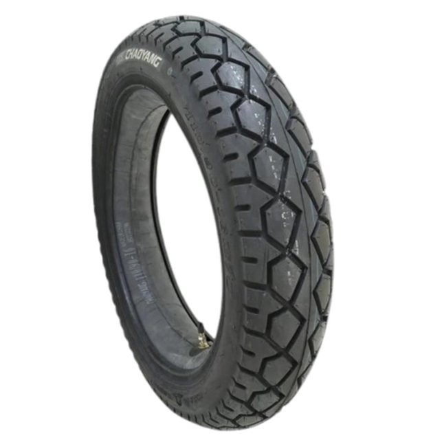 llanta para moto marca chaoyang street 3.25-16 6pr tt 55p h601 Llanta Chaoyang negra 3.25-16 6PR TT para aro 16" en vista 3/4 vertical; diseño H601 con dibujo de tacos geométricos y banda de rodamiento visibles, válvula para cámara presente, perfil redondeado orientado a manejo street y estabilidad. A menudo usada en motocicletas urbanas y adecuada para reemplazo de rueda trasera o delantera según especificación.