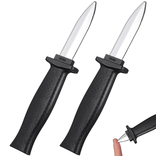 2 piezas de cuchillo retráctil, truco de broma, accesorios de halloween, juguete, cuchillo que desaparece, juguete mágico (negro) par de cuchillos retráctiles negros de plástico con mango texturizado y guarda; vista frontal inclinada con hojas falsas extendidas y una unidad mostrando la punta retraída contra un dedo para demostrar el resorte; tamaño aprox. 18.8 x 2.6 cm; ideal para disfraces, bromas inofensivas y también suele usarse como accesorio de utilería en obras escolares.