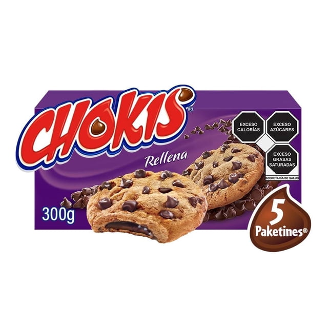 galletas chokis con relleno y chispas sabor chocolate 300 g caja frontal con logo Chokis en rojo sobre fondo morado; dos galletas al frente, una partida que muestra relleno cremoso de chocolate y chispas sobre la masa, indicador 300 g y sello que indica 5 paketines.