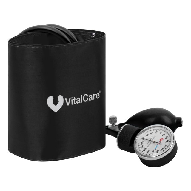 baumanómetro aneroide con brazalete amplio color negro Vital Care, vista frontal con manómetro analógico redondo y pera de inflado negra a la derecha y brazalete de tela negra abierto con logo VitalCare a la izquierda; brazalete para circunferencias 22–45 cm, rango 0–300 mmHg y valor de escala mínima 2 mmHg, instrumento para medición auscultatoria de presión arterial por personal capacitado.