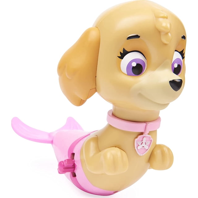 swimways paw patrol paddlin' cachorros - skye juguete de piscina multicolor, vista 3/4 frontal del personaje Skye en beige con ojos morados, collar rosa con placa y cola propulsora rosada; gira el bobinador visible para que nade en el agua; también adecuado para jugar en la bañera, para mayores de 4 años.