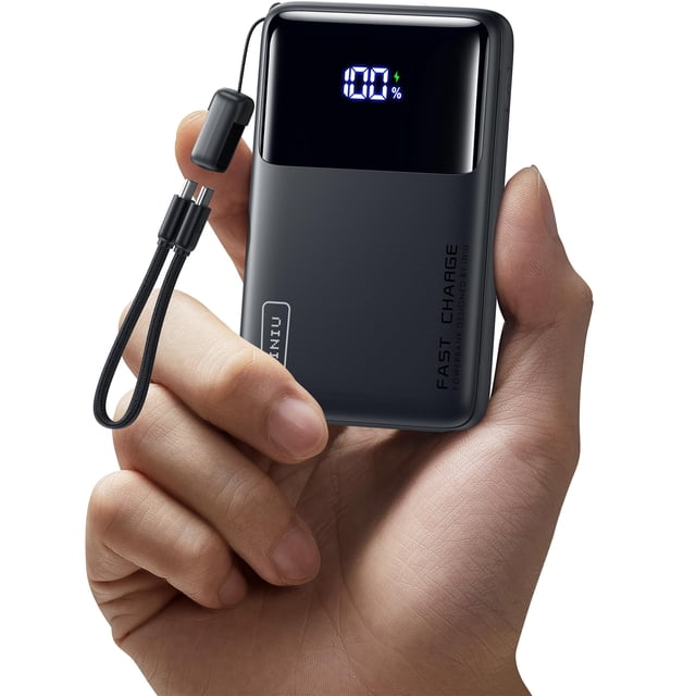 cargador portátil iniu 10000 mah 45 w pd power bank usb-c negro, vista frontal en mano con pantalla LED que marca 100% y cordón USB-C trenzado; carcasa compacta rectangular con texto lateral FAST CHARGE, dos puertos USB-C y un USB-A visibles, carga hasta 3 dispositivos simultáneamente y suele usarse también para mantener auriculares y accesorios cargados durante viajes.