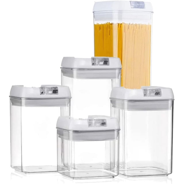 juego de 5 contenedores de plástico con tapa reutilizables ambient 21 set de cinco contenedores transparentes con tapas blancas de cierre hermético, formas rectangulares y cuadradas, uno alto con espagueti visible; diseño modular eficiente para organización y ahorro de espacio, ideal para alimentos, despensa, manualidades u oficina.