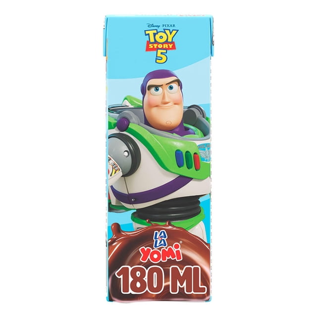 leche saborizada lala yomi chocolate 180 ml Cartón frontal, vista centrada con ilustración de Buzz Lightyear de Toy Story 5 sobre fondo azul; muestra logo LALA YOMI y panel inferior con salpicadura de chocolate y texto grande "180 ML"; ideal para lunch infantil y fórmula enriquecida con vitaminas A y D y calcio según especificaciones del producto.