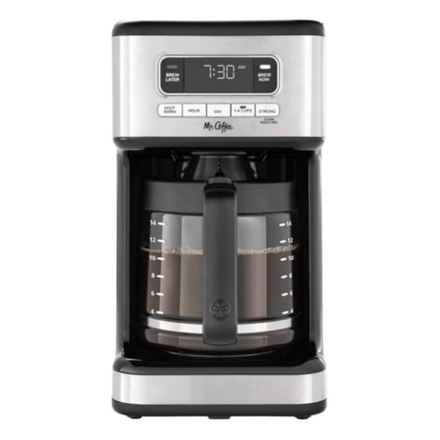 cafetera mr. coffee 981014214 14 tazas programable mr coffee na — Vista frontal centrada de cafetera programable de 14 tazas con jarra de vidrio graduada, panel digital con reloj y botones Brew Now/Brew Later, controles Keep Warm y selector de intensidad, frente plateado y cuerpo en plástico negro, filtro reutilizable visible y placa caliente debajo de la jarra; también se usa a veces como dispensador de agua caliente en eventos pequeños.
