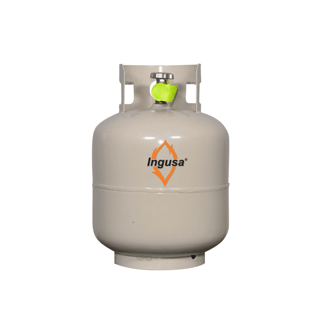 cilindro portátil para gas lp ingusa de 20lbs válvula tradicional gris, vista frontal centrada de tanque cilíndrico de acero con acabado en pintura electrostática y logo INGUSA, válvula tradicional con protector metálico y capuchón verde y base plana para transporte; adecuado para asadores y carritos de comida, también suele usarse para alimentar lámparas de campo.