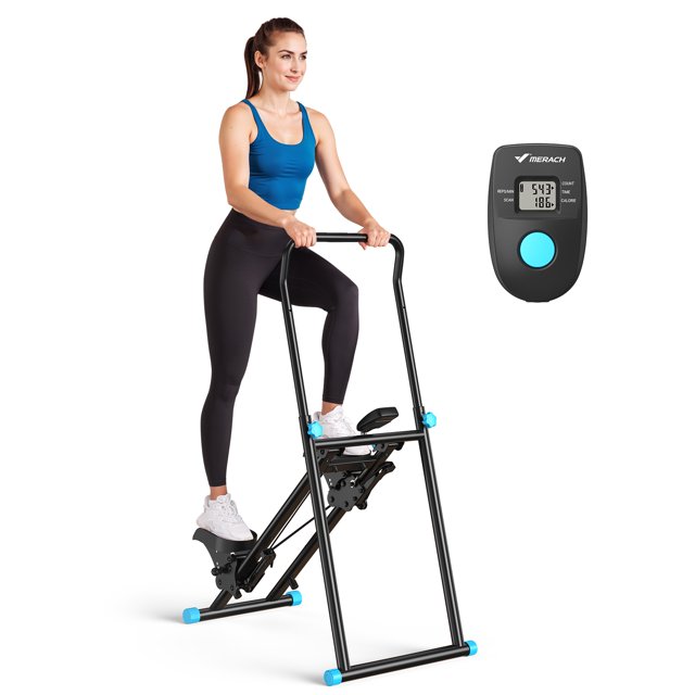 merach escalera paso a paso para escalador vertical plegable compacto en casa - Escalador vertical MERACH negro, vista frontal con mujer sujetando el manillar alto; se ven pedales antideslizantes, marco tubular plegable y monitor LCD independiente que muestra tiempo, pasos y calorías. Diseño compacto para gimnasio en casa y entrenamiento cardiovascular; a menudo usado para sesiones cortas de cardio en espacios pequeños.
