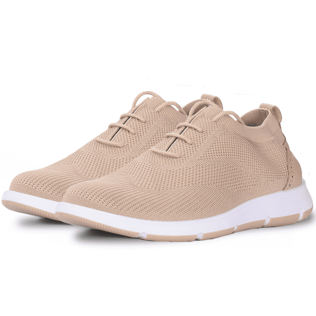 tenis para hombre comodo estilo casual de vestir Shendy Vendy beige, vista frontal 3/4 de par de tenis de malla transpirable con cordones elásticos y tirilla en el talón, suela blanca y beige con tracción antideslizante y perfil liviano, ideales para caminar, ejercicio ligero y viajes.