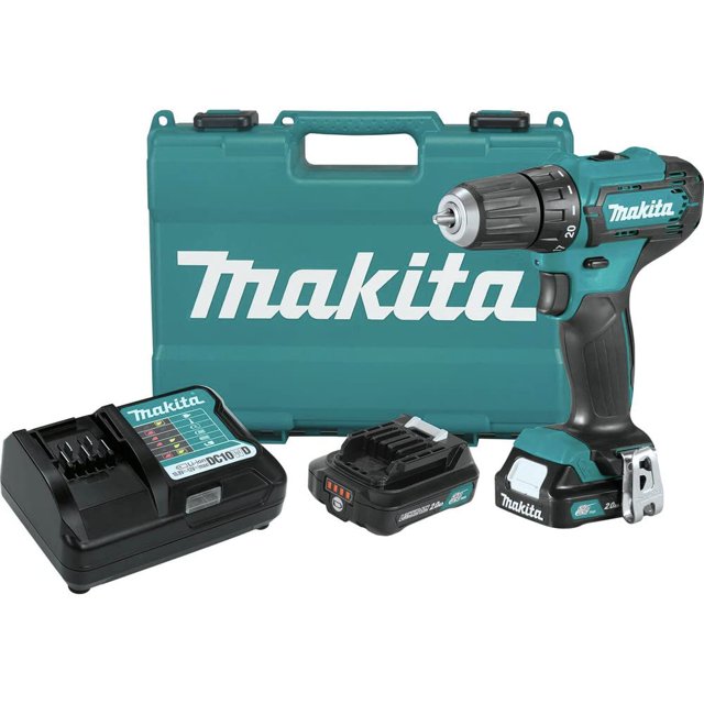 perforador-taladro inalámbrico makita fd09r1 12 v max cxt® 2.0ah Taladro en vista 3/4 frontal con mandril 3/8", maletín turquesa Makita al fondo, batería deslizante 12 V CXT 2.0Ah instalada y batería adicional junto al cargador; mango ergonómico con agarre de goma, diseño compacto de 7 pulgadas de largo y motor con par máximo y dos velocidades (0-450 y 0-1,700 RPM); también adecuado para proyectos de bricolaje y montaje ligero.