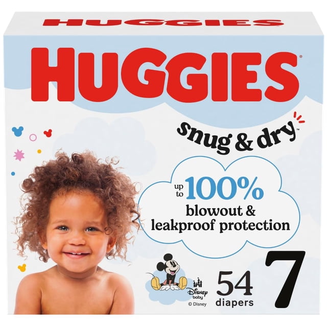 pañales huggies snug & dry talla 7, paquete de 54 para más de 18.5 kg — caja frontal centrada con logotipo HUGGIES en rojo, texto 'snug & dry', ilustración de Mickey Mouse, número '7' y '54 diapers', fondo blanco con nubes y un bebé en primer plano (rostro pixelado); según especificaciones indica capas absorbentes y pretina CloudSoft con ajuste curvo y elástico; también útil para organizar pañales en bolsas de viaje.