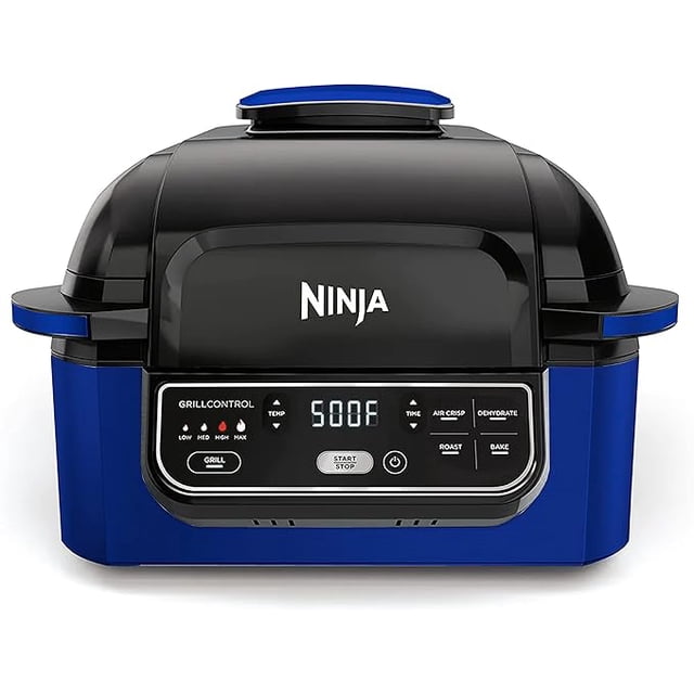 freidora ninja ag302h 5 en 1 con freír, asar, hornear y deshidratar color azul — Vista frontal centrada de la freidora-grill Ninja azul con logo blanco en la tapa, panel digital LED frontal que muestra temperatura y botones táctiles para grill, air crisp, dehydrator, roast y bake, asas laterales y superficie de cocción cerrada; ideal también para dorar y recalentar comidas congeladas rápidamente.