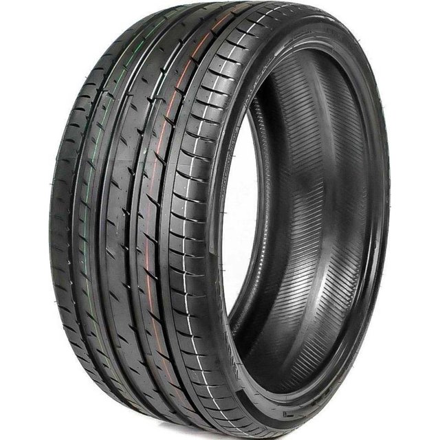 llanta 215/45r18 haida hd927 neumático de verano Haida, vista 3/4 frontal centrada de un neumático negro 215/45R18 con cuatro ranuras longitudinales y bloques de hombro visibles para estabilidad en curvas; dibujo optimizado para tracción en seco y ranuras que dispersan agua para reducir hidroplaneo; índice de carga 93 e índice de velocidad W según especificación; también suele usarse como llanta de reemplazo para viajes.
