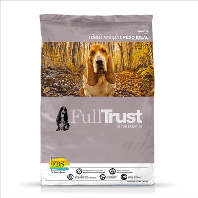 alimento para perro fulltrust peso ideal 8kg Bolsa frontal 8 kg color gris con foto de un sabueso en bosque otoñal, logotipo FullTrust centrado y texto "ideal weight PESO IDEAL" en la parte superior; franja inferior con sellos e íconos de ingredientes y nutrición; alimento balanceado bajo en grasa para razas con tendencia a sobrepeso según etiqueta, también adecuado para controlar peso en perros adultos.
