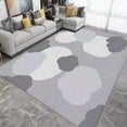 thumbnail image 1 of La Alfombra de La Sala de Estar Es Geométricamente Buena para Uso Doméstico. El Dormitorio Está Cubierto con Tapetes y La Alfombra de La Mesita de Noche Se Usa Como Tapete., 1 of 4