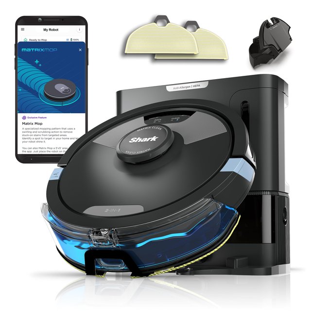 robot aspirador y mopa shark matrix plus 2 en 1 con limpieza sónica frente centrado: robot redondo negro/plateado con depósito de agua translúcido azul y mopa visible en la parte inferior, base autovacío HEPA sin bolsa detrás, dos almohadillas de mopa de microfibra y cepillo lateral de repuesto, teléfono móvil mostrando la función Matrix Mop; ideal para pelo de mascotas y limpieza sónico en suelos duros, a menudo usado para mantenimiento rápido en entradas y cocinas.