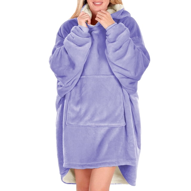 sudadera tipo hoodie cobija unisex hoodie shendy vendy con capucha afelpada suave azul claro Vista frontal centrada de sudadera tipo cobija oversized en azul claro; capucha forrada, mangas amplias con puños, gran bolsillo canguro frontal y dobladillo recto, textura afelpada y suave visible, modelo de pie sobre fondo blanco; frecuentemente usada para uso casual y para relajarse en casa.