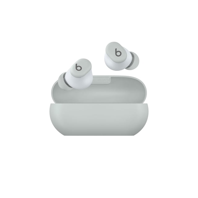 beats solo buds - wireless bluetooth earbuds | 18 hours of battery life | apple & android compatibility | built-in microphone - storm gray auriculares inalámbricos Storm Gray, vista frontal con estuche de carga abierto; dos buds in‑ear con tapas externas mate y logotipo 'b', puntas de silicón y estuche compacto redondeado; Bluetooth Clase 1 y hasta 18 horas de batería; a menudo se usan como auriculares de viaje por su tamaño.