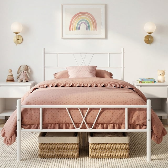 cama individual blanca - 197x99cm homemake furniture vista frontal centrada de cama individual blanca de metal con cabecero y pie en diseño 'W', estructura con acabado en pintura en polvo antióxido, 26 cm de espacio bajo la cama con cajas de almacenamiento visibles, vestida con colcha rosa; ideal también como cama auxiliar para invitados.