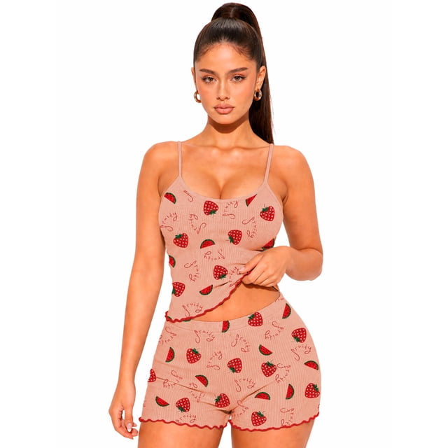 pijama mujer conjunto set short top ligero comodo verano shendy vendy Rosa fresa Shendy Vendy — vista frontal de modelo con top de tirantes y short a juego; silueta ajustada en tejido acanalado rosa fresa con estampado de fresas y ribete ondulado rojo en dobladillos, fondo blanco; también usado comúnmente como conjunto cómodo para descanso en casa.