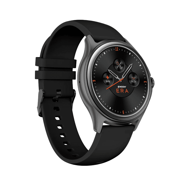 reloj smartwatch era one lite v2 binden realiza y contesta llamadas negro — Vista 3/4 frontal de un smartwatch negro con caja redonda y pantalla IPS de 1.38 pulgadas mostrando esfera digital con indicadores de batería, fecha y salud; correa de silicón negra y hebilla metálica visible, botón lateral y acabado metálico en la caja, compatible con Bluetooth V5.3 y funciones de monitor de salud; suele usarse también para controlar música y cámara durante viajes.
