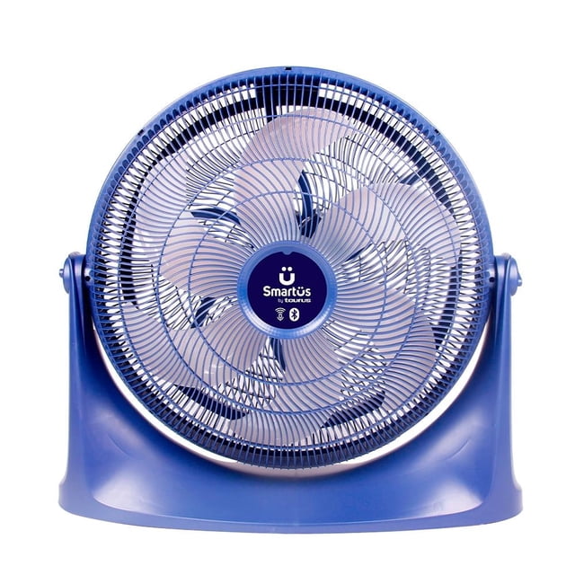 ventilador de piso wi-fi taurus smartüs compatible con asistentes de voz 20" versüs Azul, vista frontal centrada con rejilla plástica aerodinámica ECOJET y hélices de 3 palas, base ancha inclinable para uso en piso o montaje en pared; control por Wi‑Fi y voz, 3 velocidades, certificado para climas templado y tropical; también suele usarse para refrescar áreas de trabajo móviles.