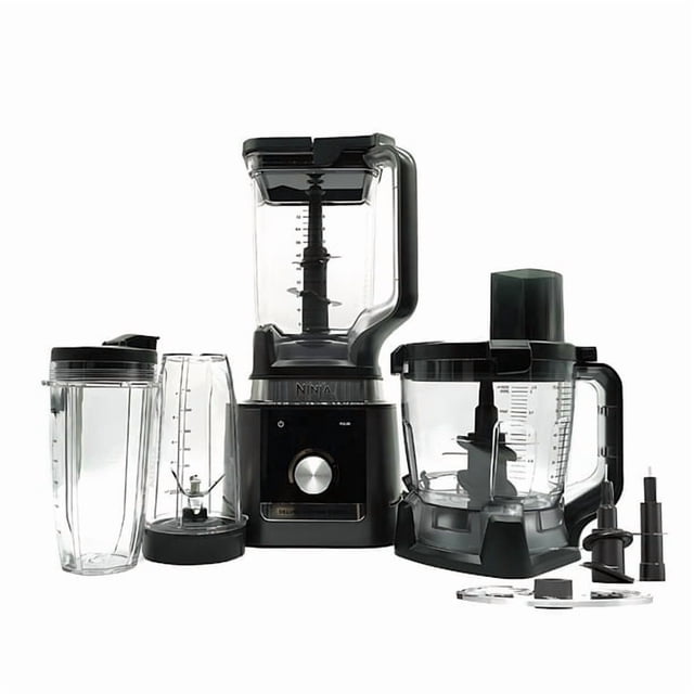 licuadora procesadora ninja 7 programas co905ks negro — Conjunto frontal sobre fondo blanco: base Auto‑IQ negra de 1600 W con perilla y controles, jarra transparente de 72 oz (≈2.1 L) con tapa, tazón procesador XL de 9 tazas con eje y cuchillas Pro Extractor, dos vasos individuales de 24 oz, disco reversible para cortar/triturar y accesorios alineados; muestra 7 programas preestablecidos y 3 velocidades manuales.