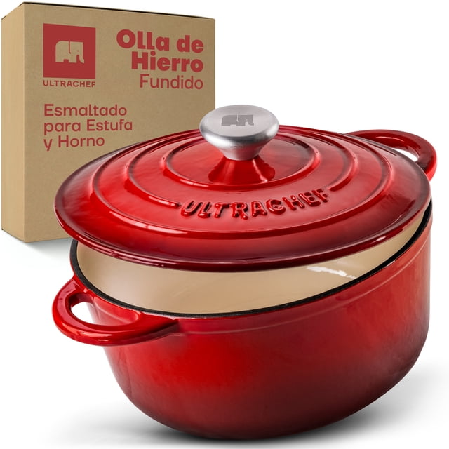 olla de hierro fundido esmaltado ultrachef horno holandés 28 cm 6 litros rojo, vista 3/4 frontal con tapa semiabierta; cuerpo redondo de 28 cm y 13.5 cm de alto, interior esmaltado crema, exterior esmaltado rojo con asas integradas, tapa con relieve 'ULTRACHEF' y pomo metálico, caja de producto al fondo. Apta para estufa y horno convencional, conserva calor y humedad para cocción homogénea; también suele usarse para marinar y servir en la mesa.