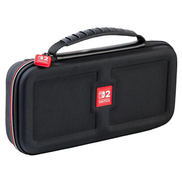 estuche para nintendo switch 2 negro rds negro estuche rígido HORI compatible con Nintendo Switch 2, Switch OLED y Switch; vista frontal en 3/4 con asa superior, carcasa negra texturizada de EVA, cremallera con tirador rojo y parche rojo central; fondo empotrado para la consola con Joy‑Con acoplados, soporte de visualización ajustable, capacidad para 12 tarjetas y bolsillo para accesorios; también apto para llevar pequeños accesorios de juego durante viajes.