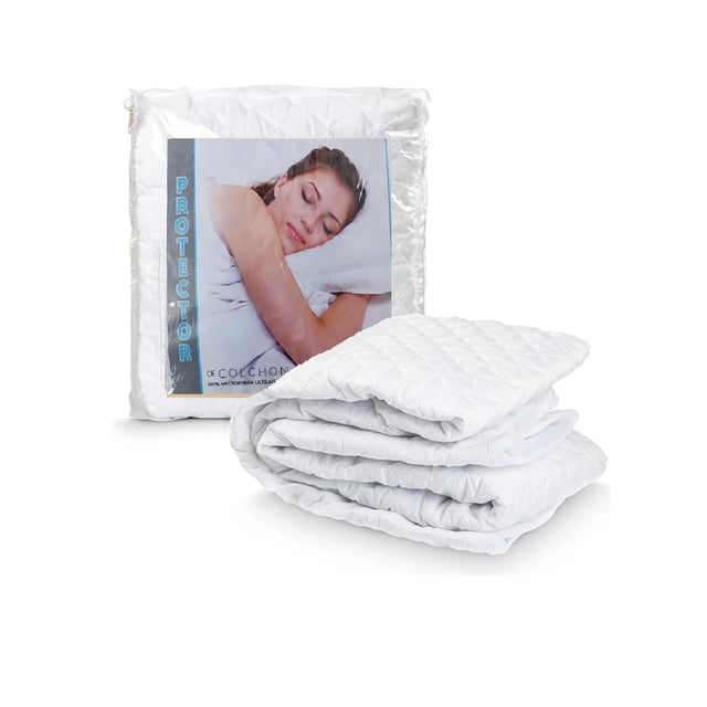 cubre colchón king size anti ácaros 100% microfibra Dekora, protector acolchado blanco plegado frente a su empaque con etiqueta que indica impermeabilidad y respirabilidad; acolchado en rombos, tejido de microfibra y ajuste king size, ultra suavidad indicada; también adecuado como base acolchada para camas de invitado.