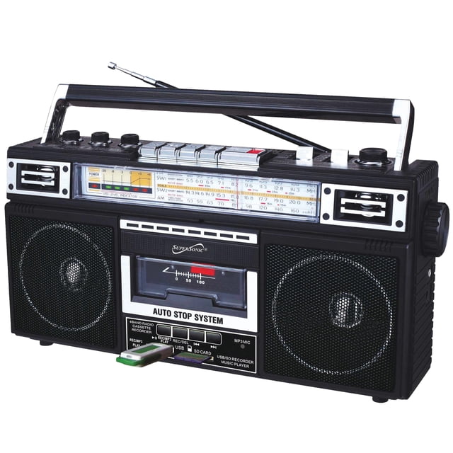 radio y reproductor de casetes boombox supersonic sc-3201bt de 4 bandas, vista frontal centrada del boombox negro con asa superior abatible y antena telescópica; panel de sintonía AM/FM/SW visible, doble altavoz con rejillas metálicas, ventana de casete "AUTO STOP SYSTEM", puerto USB y ranura SD, botones y perillas superiores y conector de auriculares 3.5 mm. Often used as a portable music source for gatherings.