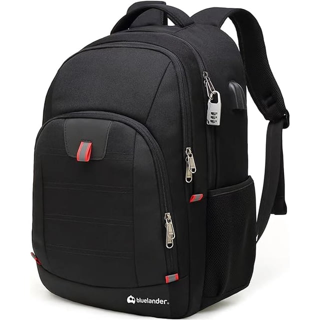 mochila para laptop con candado (negro) frontal 3/4 de 46 x 30 x 19 cm con compartimento principal asegurado por candado de combinación, bolsillo delantero con tiradores rojos y panel acolchado, bolsillos laterales de malla, compartimento para laptop hasta 19 pulgadas, tirantes y respaldo con almohadillas de espuma transpirables, puerto USB externo y conector para auriculares; a menudo usada para llevar material de trabajo diario o equipo de viaje compacto.