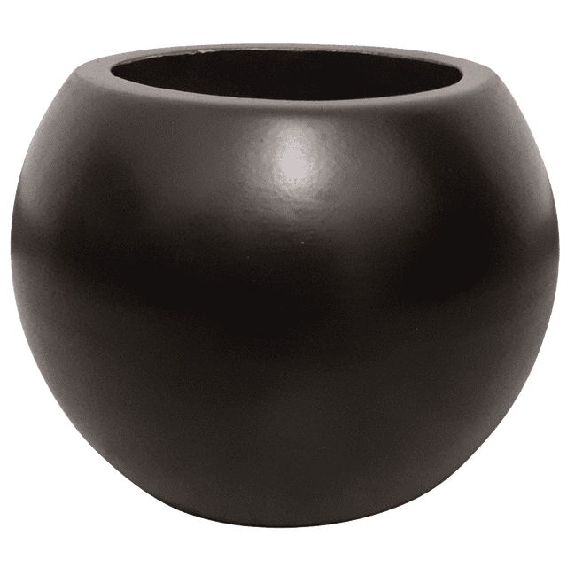 maceta de fibra de vidrio fibraformas esfera mini chocolate vista frontal centrada con silueta esférica y boca circular; medidas 16 cm alto x 21 cm diámetro x 13 cm base; textura lisa y acabado excelente, sin orificios de desagüe; adecuada para interiores y exteriores; suele usarse también para suculentas o plantas pequeñas.