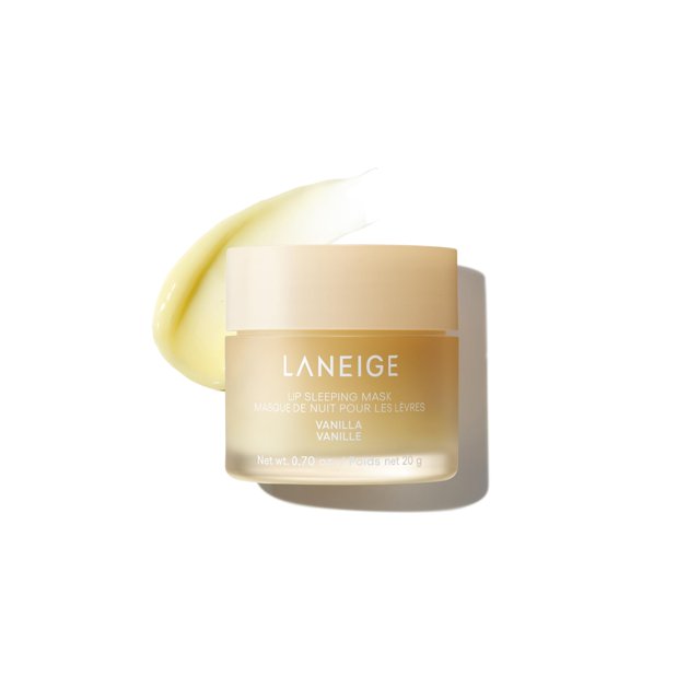 laneige lip sleeping mask vanilla (mascarilla de noche para labios) frasco frontal, ligeramente elevado; tarro corto y redondeado color crema con tapa beige y texto LANEIGE y 'Vanilla' visible; muestra de bálsamo untado detrás sobre fondo blanco con sombra a la derecha. Bálsamo para labios indicado para hidratación nocturna; su tamaño compacto resulta adecuado para llevar en neceser.