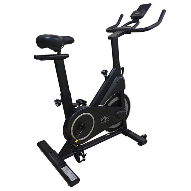 bicicleta de spinning Athletic Works con monitor digital, asiento ergonómico acolchado ajustable en altura y profundidad, volante de inercia de 8kg, resistencia variable y estructura de acero reforzado en vista 3/4 lateral; ideal para cardio en casa y uso semi-profesional, y suele usarse también para intervalos HIIT cortos.