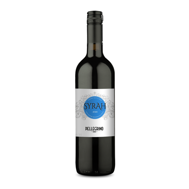vino tinto italiano wine.mx pellegrino i.g.t. terre siciliane syrah botella frontal de vidrio oscuro con etiqueta blanca y medallón azul que indica SYRAH y PELLEGRINO; cierre de rosca negro, silueta alta y hombros redondeados. Fondo blanco. A menudo usado como regalo navideño y adecuado para acompañar platos con sabores intensos.