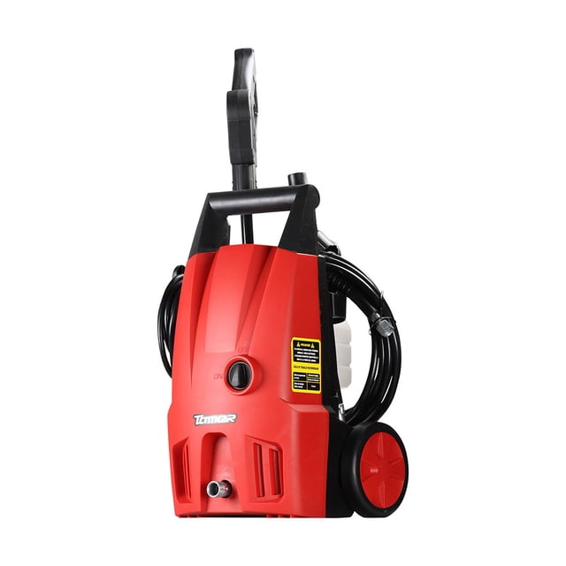 hidrolavadora alta presion 1500 psi portatil mikel's lp-70t roja, vista 3/4 frontal con carro y ruedas, carcasa plástica roja y mango superior, enrollador de cable y manguera negra visibles, pistola con boquilla regulable y depósito dispensador blanco; adecuada para limpieza a presión de patios y motocicletas.